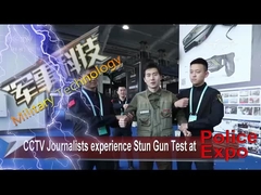 Wartawan CCTV mengalami tes senapan stun di Police Expo