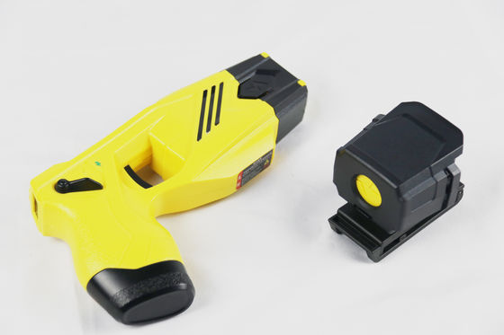Beli Pistol Stun Profesional Double-Shot yang tahan air dengan tegangan keluar IP57, 55KV, dan baterai 1400mAh yang dapat diisi ulang untuk penggunaan polisi pembuatan online